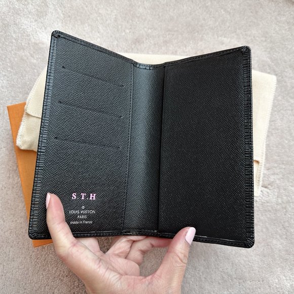 Authentic Louis Vuitton Pocket Agenda Cover in Black Epi Leather - Picture 4 of 10